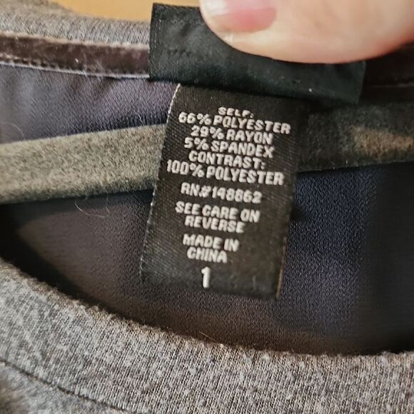 Torrid Size 1 Gray Women's Top with Floral Detailing - Picture 3 of 5